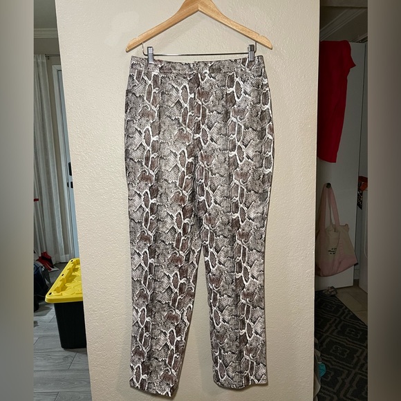 Song of Style | NWOT! Jerra Pant in Gray Snake Size: Large - Picture 4 of 5